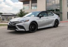Toyota Camry Hibrido del 2023, el clásico sedán fiable y de bajo consumo