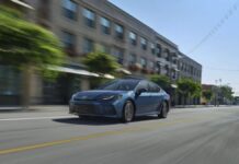Toyota renueva el Camry para el modelo 2025 con un sistema hibrido y renovado estilo