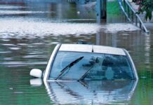 ¿Cómo identificar un auto dañado por las inundaciones y por qué debes evitarlo?